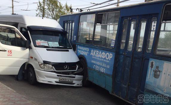 «Битва конкурентов»: в Севастополе троллейбус «притёр» топик (фото)
